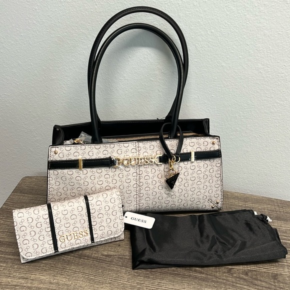 Guess | Classic Bag w/Iconic Logo Bag Charm, Matching Wallet & Dust Bag - Picture 1 of 16